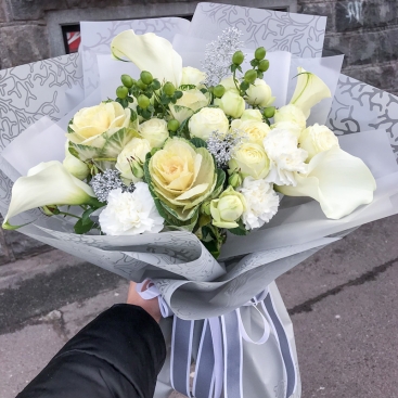 Букет с брассикой и каллами