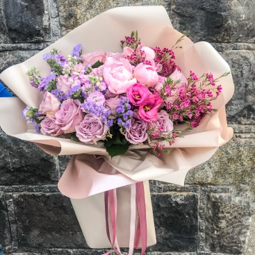 Букет с пионами и розами Мемори Лейн