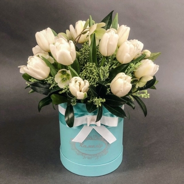 Білі тюльпани в капелюшній коробці