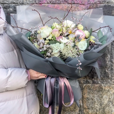 Букет з фарбованими тюльпанами