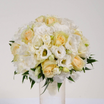 Букет невесты из Эустомы и Розы