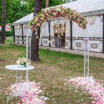 Свадебная арка из шаров и цветов 