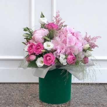 Композиція з гортензією і півонією