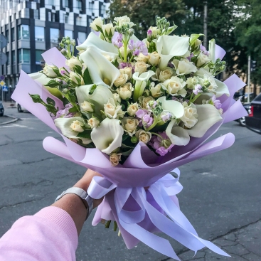 Букет з калами і трояндами спрей