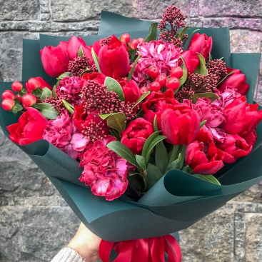 Букет с тюльпанами и гвоздикой