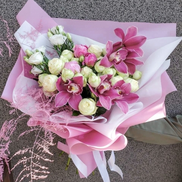 Букет з трояндами й орхідеями