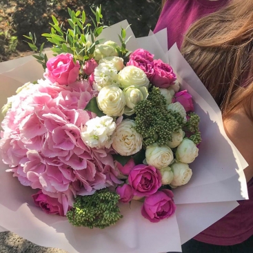 Букет з піоноподібними трояндами