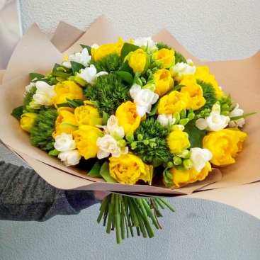 Букет с тюльпанами и фрезией