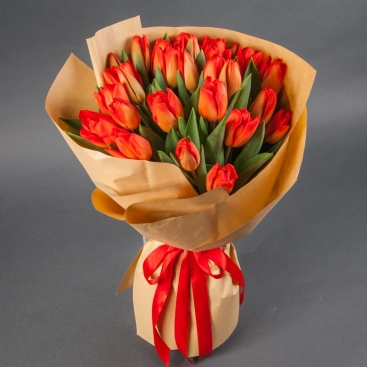 Букет коралових тюльпанів