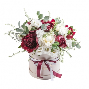 Капелюшна коробка з півоніями і евкаліптом