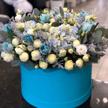 Композиція з блакитними тюльпанами